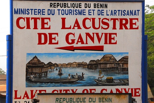 Bảng chỉ dẫn vào khu du lịch thành phố hồ Ganvié.