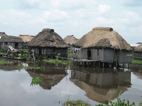 Những ngôi nhà sàn mái rơm điển hình ở Ganvié