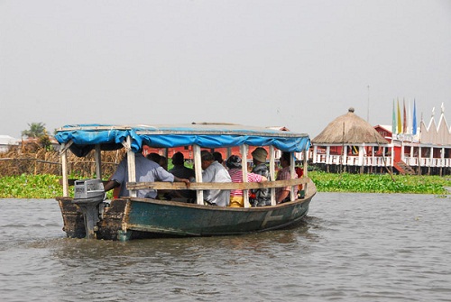 Thuyền du lịch tại Ganié