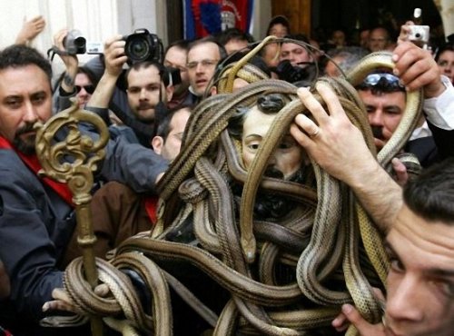 Người ta quấn những con rắn quanh tượng của Thánh Domenico.