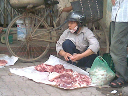 Thịt ế chợ Vồ được bày bán, muốn cho tươi, có thể nhúng vào nước pha tẩy đường.