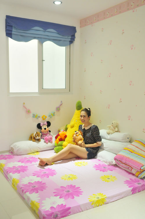 Phòng ngủ của vợ chồng Thanh Thảo và con gái nằm ở tầng 2. Cô tập cho con tính tự lập sớm nên ngay từ nhỏ để cho con ngủ riêng. Phòng của