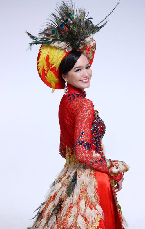 Mỹ nhân Việt 'quê mùa' với váy lông vũ - 3