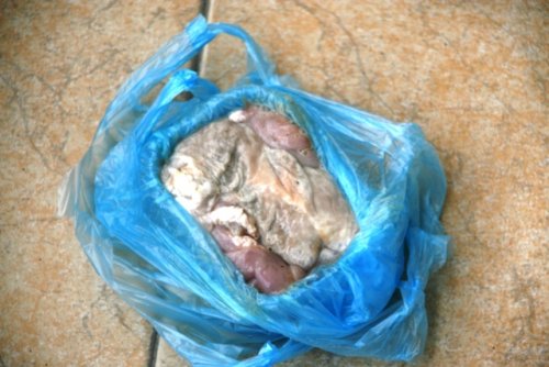 Để kiểm chứng thêm về sức mạnh tẩy rửa của bột săm - pết, PV Phunutoday đã tiếp tục làm thí nghiệm với lòng lợn