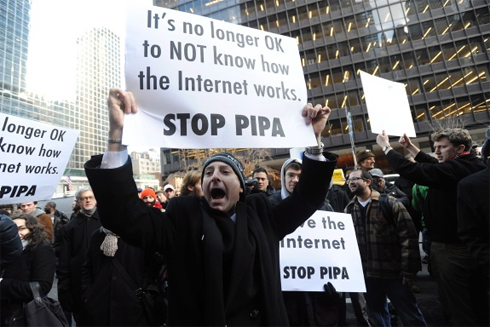 Biểu tình chống dự luật Internet lan từ online sang offline