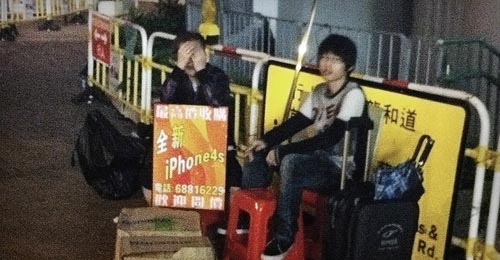 Cảnh tượng ‘hỗn loạn’ chờ đợi iPhone 4S tại Hong Kong