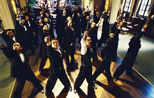 Cảnh nhảy múa của băng Lưỡi búa trong phim Tuyệt đỉnh kungfu do Trần Quốc Khôn dàn dựng.