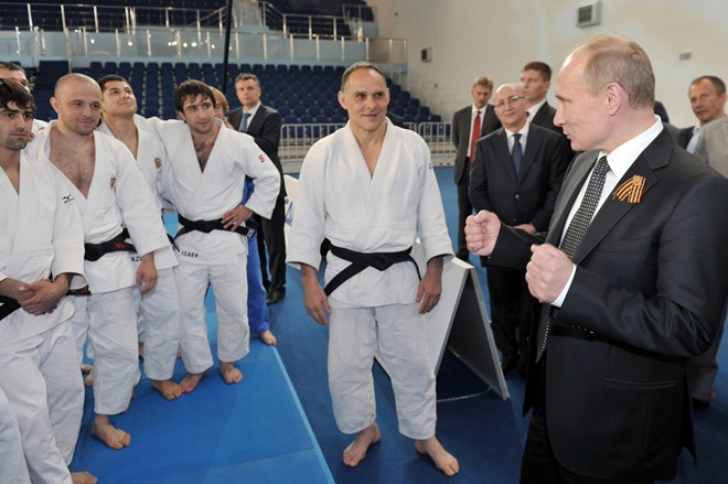 Ông Putin dự một buổi tập luyện judo khi đang công tác tại thành phố St. Petersburg tháng 12/2009.