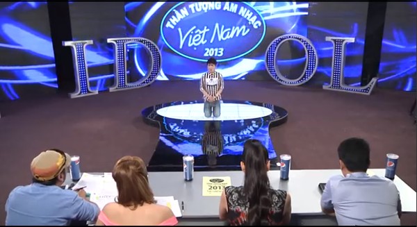 Quân Kun &quot;sịp vàng&quot; gây shock khi quỳ lạy giám khảo Vietnam Idol 3