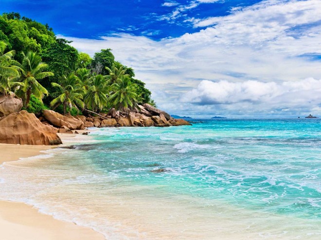 Quần đảo Seychelles thuộc Ấn Độ Dương, ngoài khơi biển Madagascar: Đây là một điểm đến nổi tiếng của các cặp đôi thưởng ngoạn tuần trăng mật, bởi phong cảnh đẹp như thiên đường. Tuy nhiên do hiện tượng xói mòn bờ biển, chúng có nguy cơ biến mất hoàn toàn trong 50 – 100 năm tới.