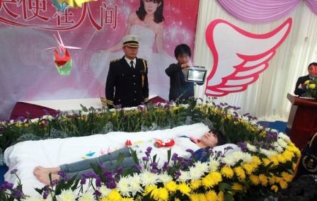 Zeng Jia trong tang lễ giả của mình