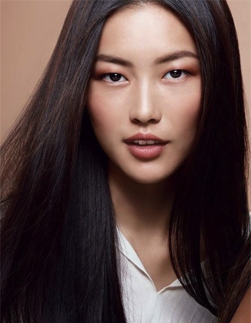 Là người mẫu Trung Quốc đầu tiên sải bước trên sàn catwalk của Victorias Secret, cô còn được H&amp;M bình chọn là một trong The New Icons. Cô đứng Top 5 danh sách những người mẫu kiếm được nhiều tiền nhất của tạp chí Forbes và Top 22 của trang Models.com.