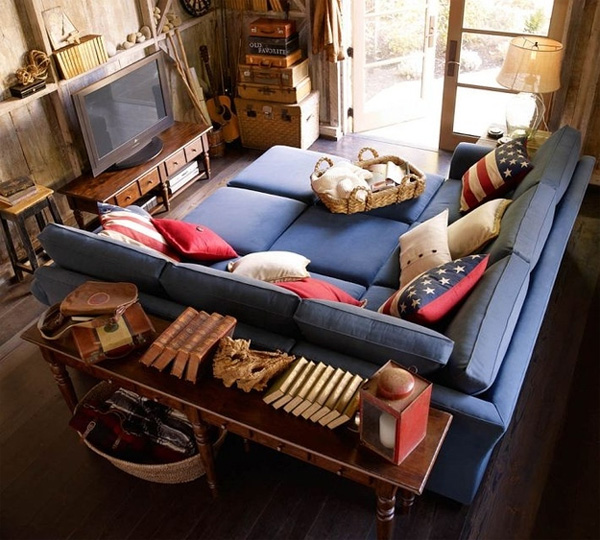 Sofa màu xanh bắt mắt với những chiếc gối hình lá cờ ton-sur-ton tạo điểm nhấn cho ngôi nhà. Chiếc sofa này có giá 6.000 USD.
