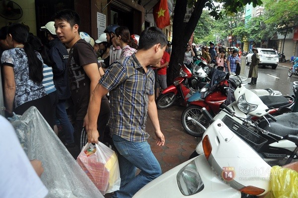 Tắc cả đường vì dòng người đội mưa xếp hàng mua bánh trung thu hot nhất Hà Nội 19