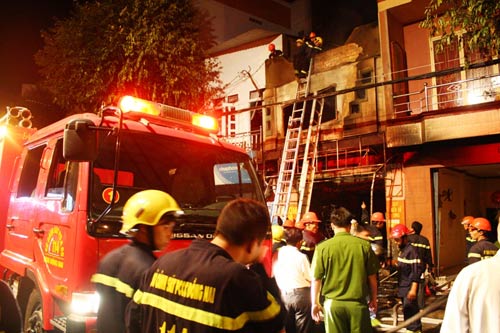 Cháy lớn tại tiệm bọc yên xe, 5 người tử vong