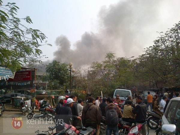 Hà Nội: Cháy lớn tại kho hàng Tết gần cầu Long Biên - phát hiện nhiều pháo hoa lậu 3
