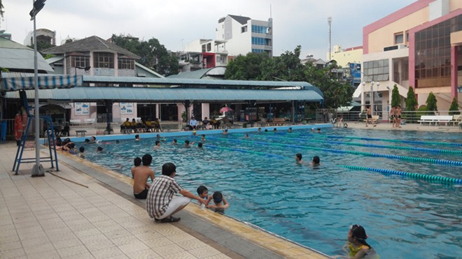 Nhiều người đến hồ bơi Tân Bình (quận Tân Bình) để tránh nóng.