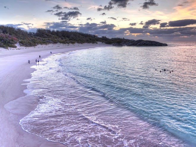 Horseshoe Bay là một trong những bãi biển có màu hồng lãng mạn ở Bermuda. Nằm ở Southampton, bãi biển trải dài với màu hồng phấn, là kết quả của vỏ sò vụn, san hô và can xi.