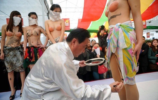 Trung Quốc: Các cụ thi vẽ lên... người đẹp bán khỏa thân 6