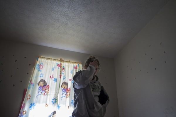 Bộ ảnh chân thực về cuộc sống của một bà mẹ trẻ bị bạo hành 31