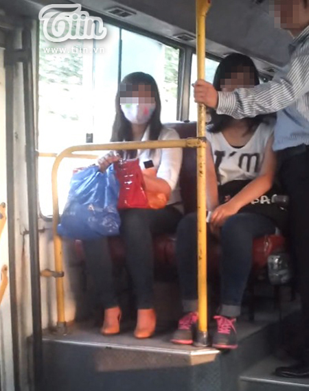 Sốc Nam thanh niên thản nhiên sờ soạng bạn gái trên xe buýt
