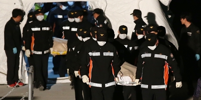 Chìm phà Hàn Quốc: Số người chết đã tăng lên 104 - Ảnh 1