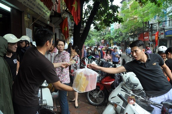 Tắc cả đường vì dòng người đội mưa xếp hàng mua bánh trung thu hot nhất Hà Nội 18