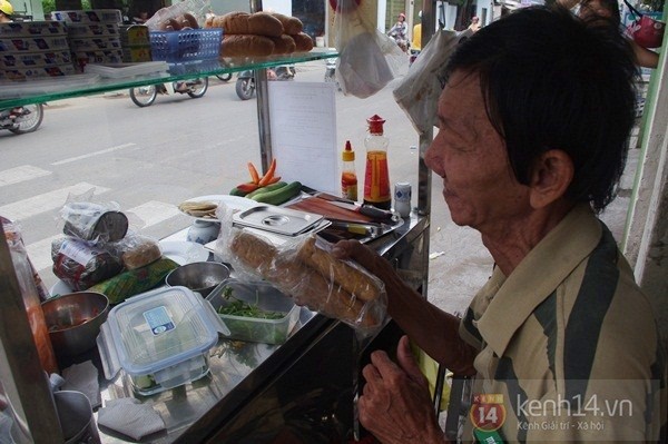 Những xe bánh mì đặc biệt của người nghèo, người muốn hoàn lương giữa Sài Gòn 5
