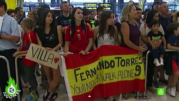 Các CĐV vẫn có mặt ở sân bay Madrid ể đón ĐT Tây Ban Nha. Villa và Torres là hai cầu thủ được động viên nhiều nhất.