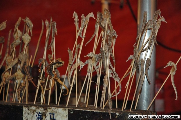 5. Cá ngựa: Với người Trung Quốc, cá ngựa có giá trị cao vì có khả năng bổ thận và thường được đem nấu súp. Nhưng tại chợ đêm Donghuamen, chúng được xiên que và rán, có vị như cá rán hoặc thịt hun khói. Món ăn độc đáo này có giá khá cao, khoảng 50 nhân dân tệ (170.000 đồng) một xiên.