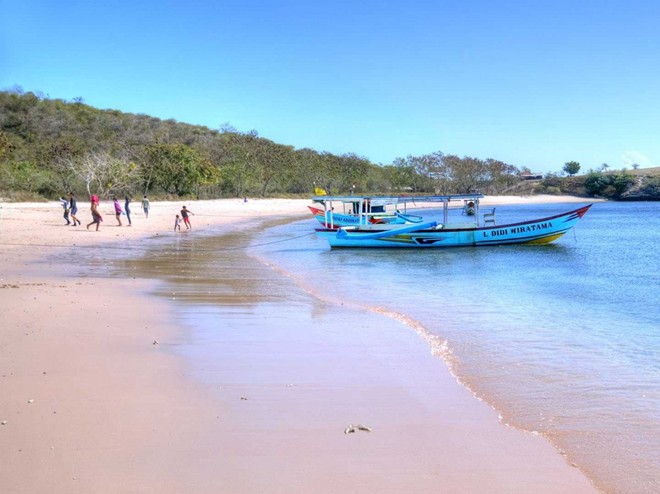 Bãi biển Tangsi còn được biết đến với tên gọi bãi Hồng, là một trong hai bãi biển ở Indonesia với màu cát hồng được tạo thành từ san hô. Bãi Tangsi nằm ở Lombok, Indonesia, còn bãi kia nằm ở đảo Komodo.