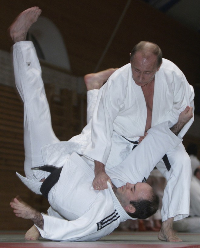 Ông Vladimir Putin, khi đó còn là Thủ tướng Nga, tham gia một buổi tập huấn judo tại trường thể thao ở St. Petersburg tháng 12/2009.