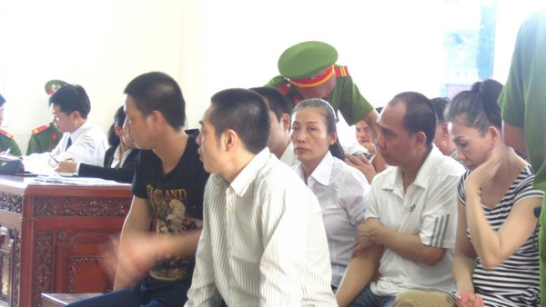 Dương Hoàng Dũng (người mặc áo trắng, đưa tay trái cầm lên tay phải) bị tòa tuyên án chung thân.