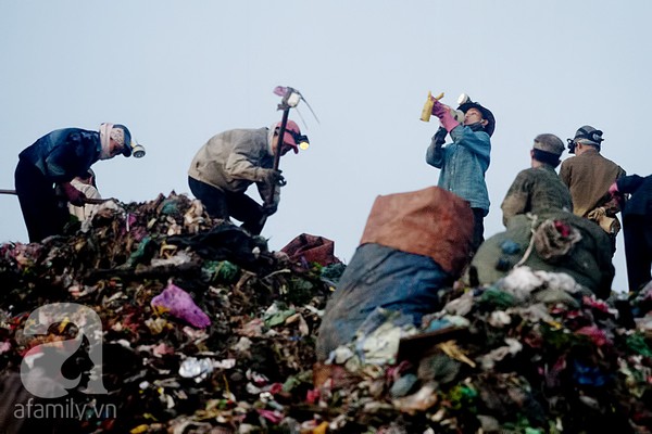 Bãi rác 4.000 tấn ở Nam Sơn: &quot;Cánh đồng bội thu&quot; của những người khốn khổ 13
