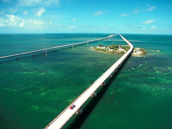 Lái xe trên đường ven biển ở Florida: Tuyến đường từ Miami tới Key West chinh phục du khách bởi khung cảnh trời biển bao la, với những điểm dừng chân thú vị trên các đảo nhỏ dọc đường.