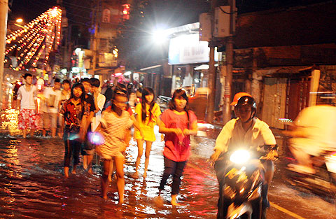 Tại đường Bùi Hữu Nghĩa (quận Bình Thạnh), nhiều thanh thiếu niên phải "bì bõm" lội nước đi chơi Giáng sinh.