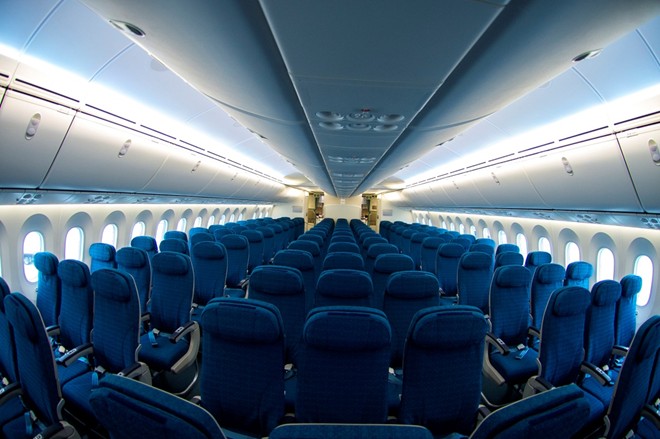 Không gian cabin hạng phổ thông rộng rãi. Máy bay được trang bị hệ thống chiếu sáng dùng công nghệ đèn LED, độ ẩm và áp suất dễ chịu, giúp hành khách trên chuyến bay dài giảm bớt mệt mỏi.