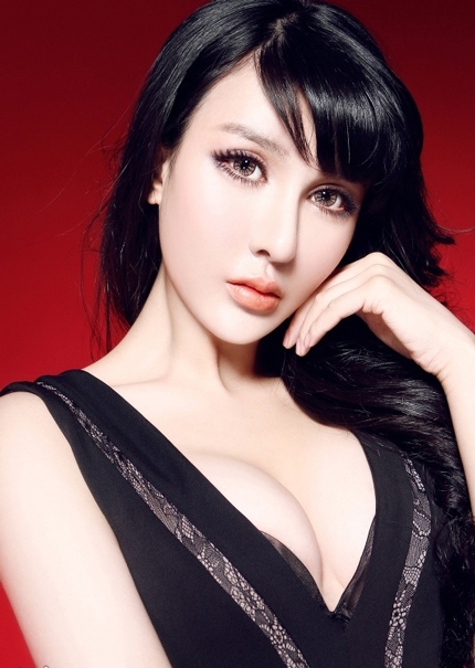 Gặp siêu mẫu có vẻ đẹp búp bê của Trung Quốc