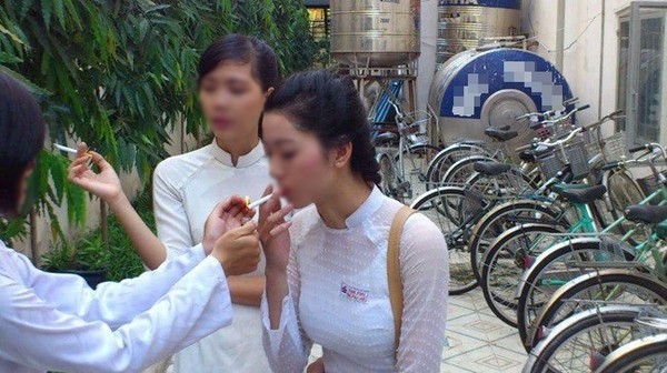 Shock vì bức ảnh 3 nữ sinh mặc áo dài hút thuốc lá 1
