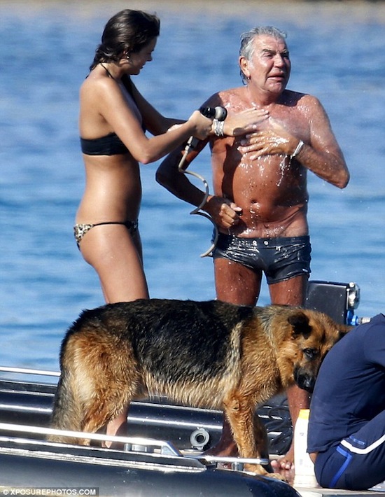 Trùm thời trang 72 tuổi nhờ bạn gái 'kỳ cọ' ngay giữa biển | Roberto Cavalli,ông trùm thời trang,sao hớ hênh,sao lộ mông,sao tình tứ 