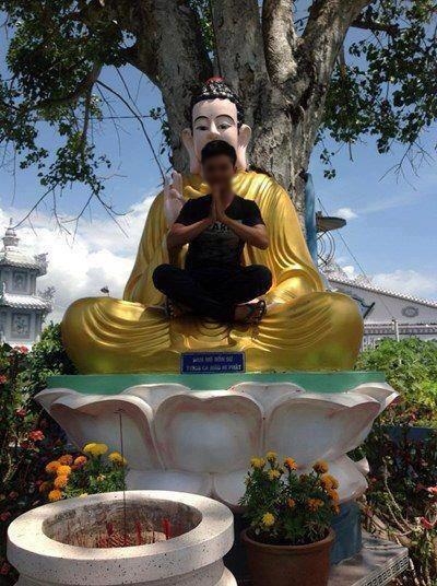 Phẫn nộ bức ảnh nam thanh niên ngồi lên tượng Phật 1