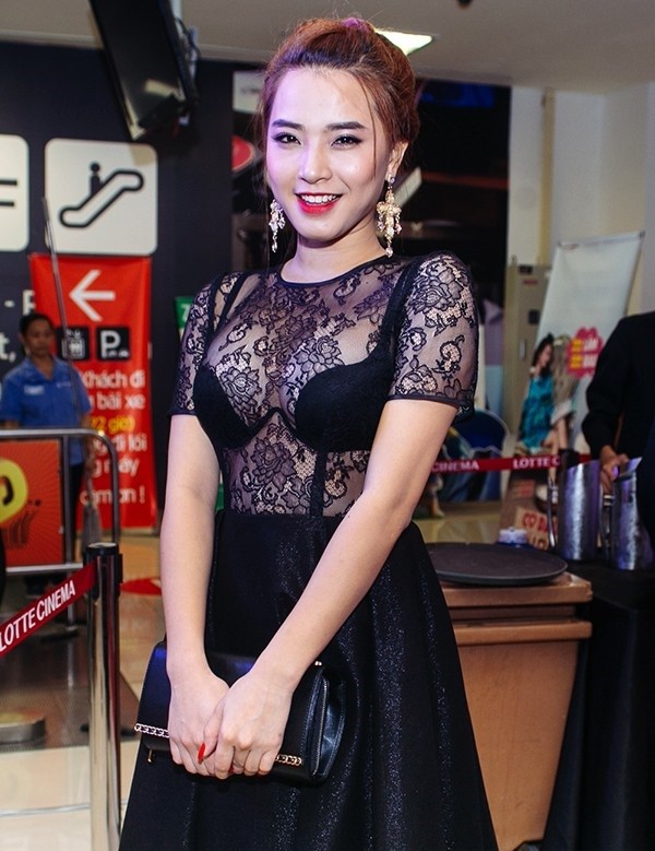 Những trang phục 'mặc như không' của mỹ nhân Việt