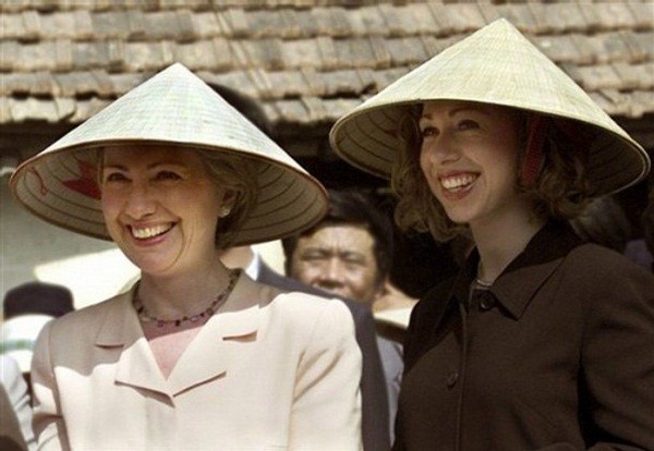 Phụ nữ nước ngoài &quot;đẹp lạ&quot; bên chiếc nón lá của người Việt 1