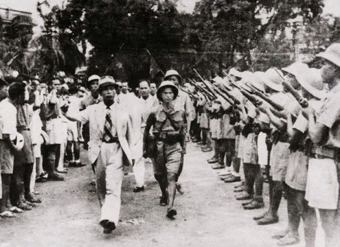 Ngày 26/8/1945, Tư lệnh Việt Nam Giải phóng quân Võ Nguyên Giáp duyệt binh lần đầu ở Hà Nội sau khi giành được chính quyền.