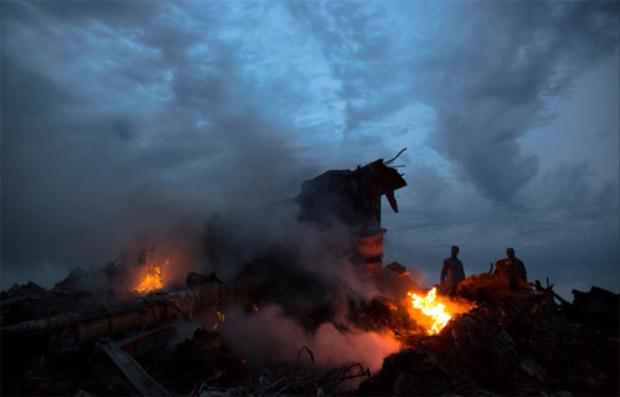 Lửa khói bốc lên từ đống đổ nát của chiếc Boeing 777 Malaysia Airlines tối qua tại đông Ukraine. Ảnh: AP