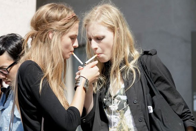 Thậm chí không ít người mẫu phải “làm bạn” với thuốc lá để giải tỏa bớt áp lực.