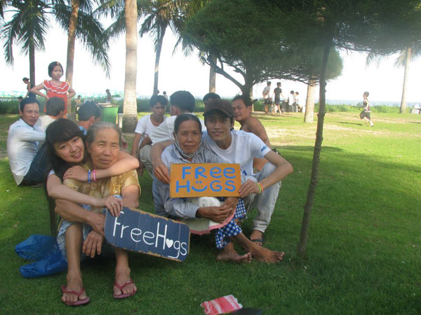 Du khách nước ngoài ấn tượng mạnh với “Ngày hội Free Hugs” 6