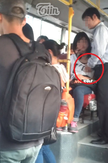 Sốc Nam thanh niên thản nhiên sờ soạng bạn gái trên xe buýt