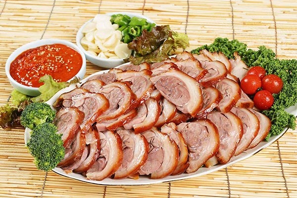 Jokbal là món ăn chế biến từ thịt lợn phổ biến nhất trong ẩm thực Hàn Quốc. Chân giò lợn được hầm chín với nước tương, gia vị cay. Đây được coi là mồi nhắm khoái khẩu của người Hàn Quốc. Dù nhiều du khách không đánh giá cao hình thức món ăn này nhưng hương vị của Jokbal rất hấp dẫn, theo sự công nhận của tất cả người dân Hàn Quốc.