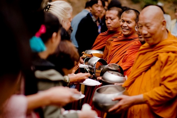 Đây là một trong những quốc gia tôn sùng đạo Phật nhất thế giới, với 95% dân số theo tôn giáo này. Nam giới thường có một quãng thời gian sống trong chùa, dù không nhiều người trở thành sư. 